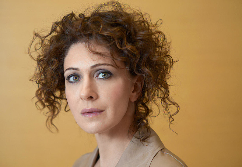 Ересек әйел жігітті мысығын жалауға мәжбүрлеген.