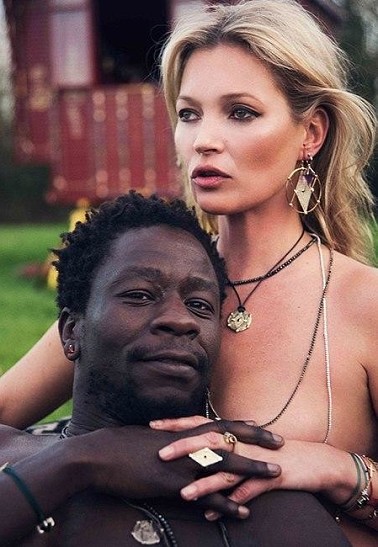 43-летняя Кейт Мосс снялась  в рекламе топлес