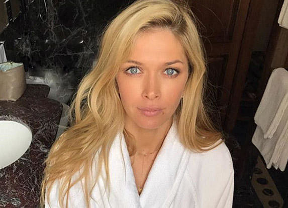 Вера Брежнева перекрасила волосы в розовый цвет (ФОТО)