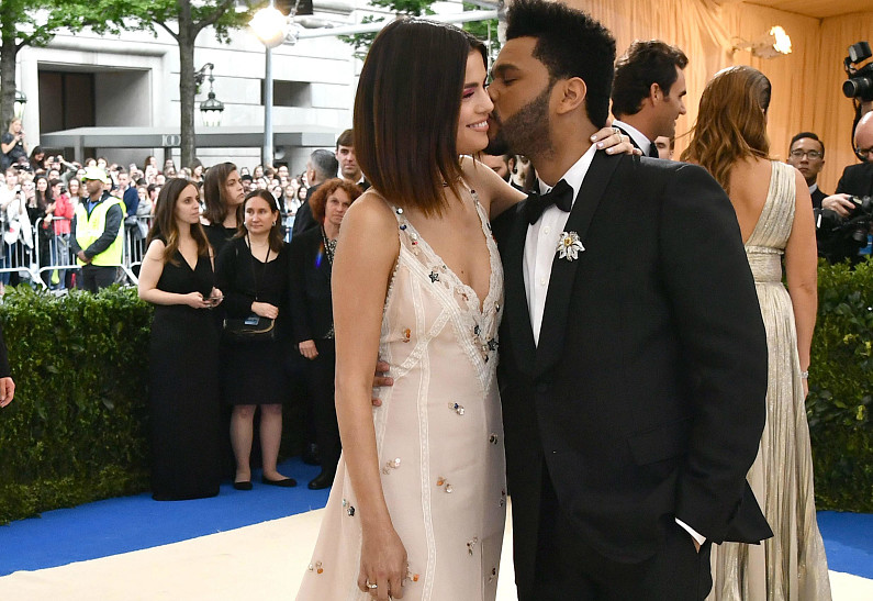 Не скрывая чувств: Селена Гомес и The Weeknd впервые вышли в свет вместе