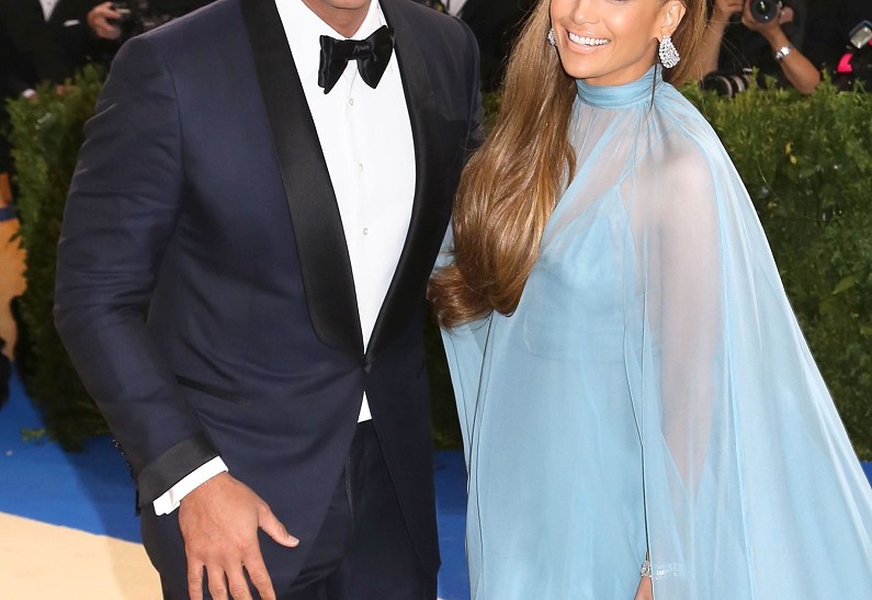 Дженнифер Лопес официально представила своего возлюбленного публике на Met Gala 2017