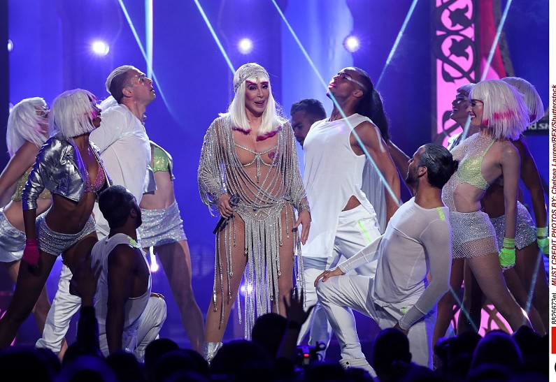 71-летняя Шер впервые за 15 лет выступила на вручении премии (и удивила откровенным нарядом!)