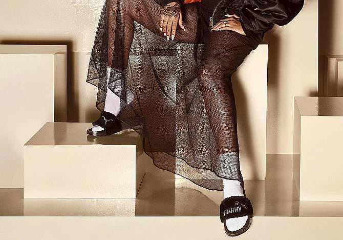 Как носить сланцы и слиперы за пределами квартиры (учимся у звезд)