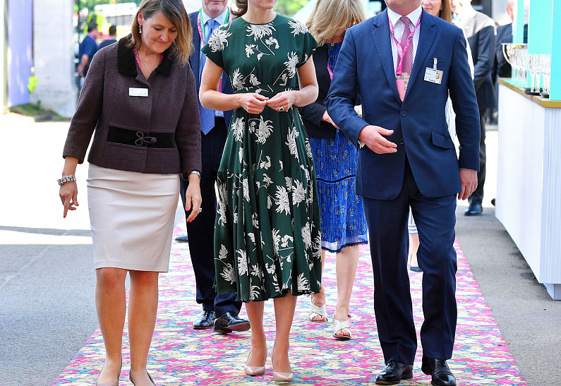 Кейт Миддлтон и Елизавета II посетили выставку цветов