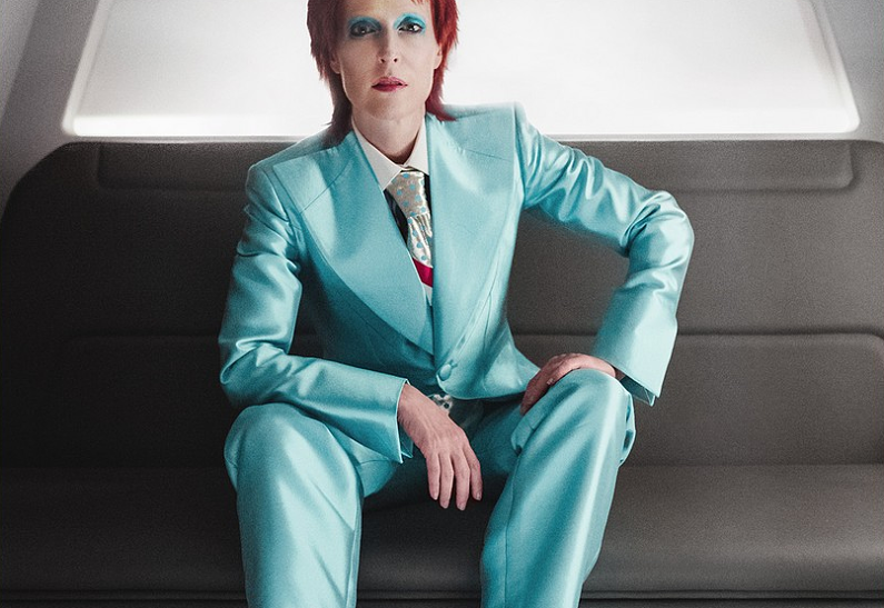 Неожиданно: Джиллиан Андерсон в образе Дэвида Боуи в сериале «Американские боги»