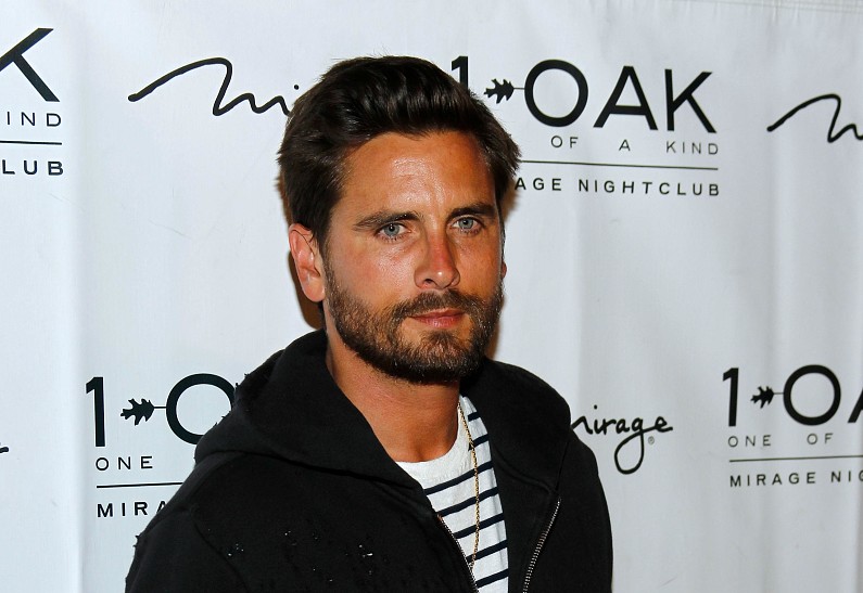 Бывший муж Кортни Кардашьян провел время в Каннах с Беллой Торн и поменял ее на другую