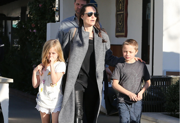 Анджелина Джоли повеселилась с детьми в Диснейленде