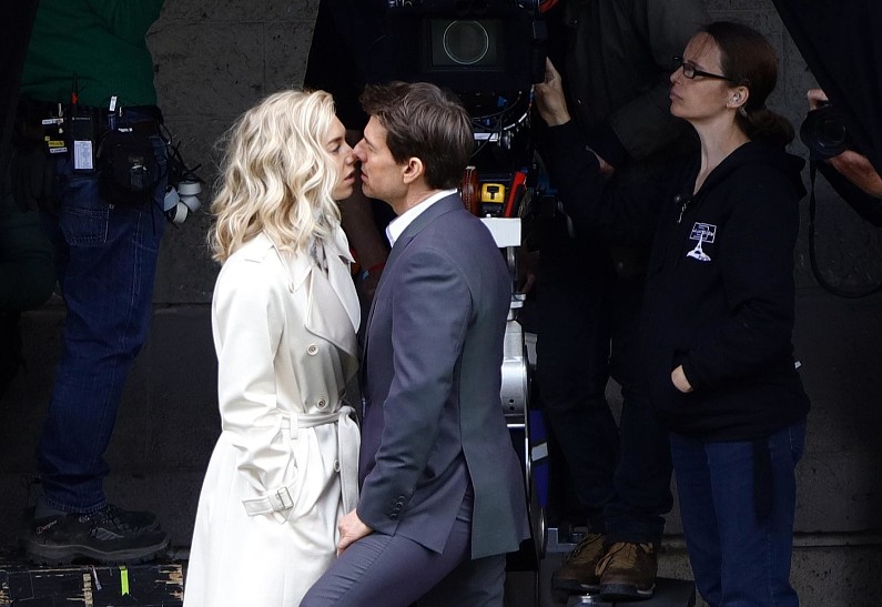 Только съемки? Том Круз целует Ванессу Кирби, роман с которой ему приписывают