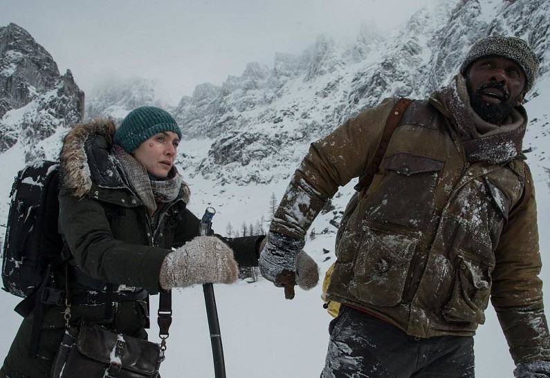 Кейт Уинслет и Идрис Эльба на первых кадрах фильма «Между нами горы»
