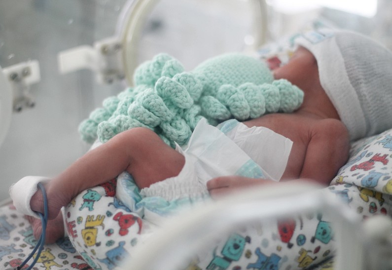 Настоящее чудо: в Бразилии ребенок встал и пошел сразу после рождения (видео)