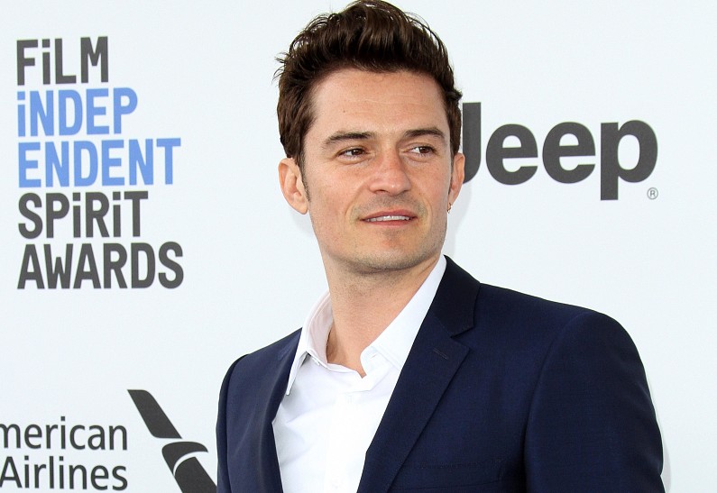 Орландо Блум провел время на пляже с «копией» Кэти Перри