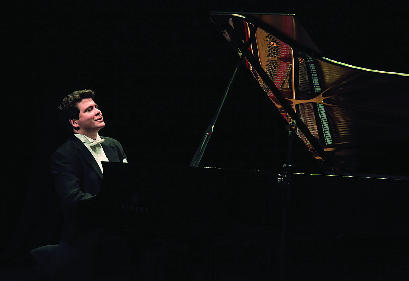 Политика и импровизация: Денис Мацуев озвучил выступления Дональда Трампа и Владимира Жириновского