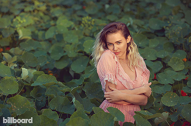 Майли Сайрус впервые рассказала о причинах разрыва с Лиамом Хемсвортом