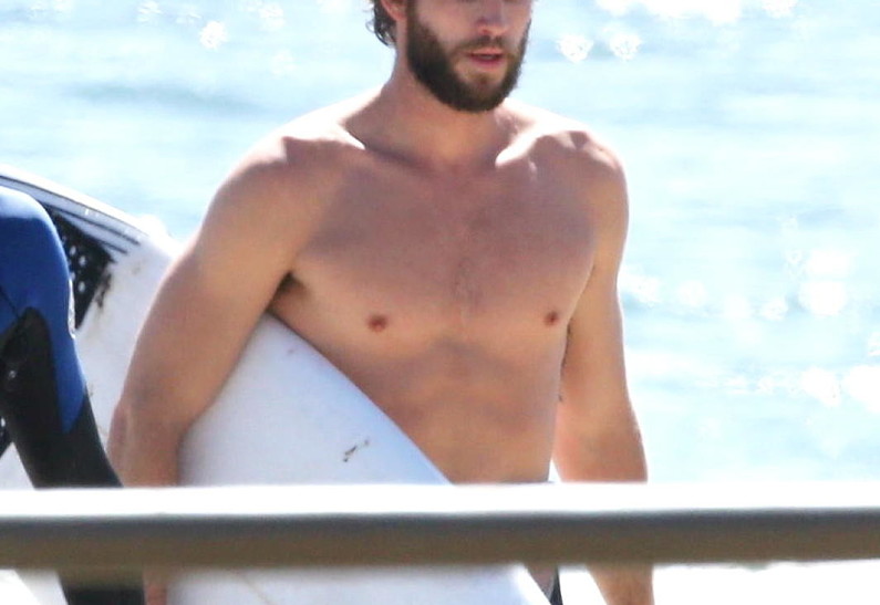 Лови волну: сексуальный Лиам Хемсворт занимается серфингом в Малибу (фото)