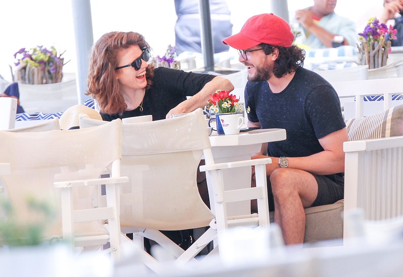 Попались: звезды «Игры престолов» Кит Харингтон и Роуз Лесли отдыхают в Греции (фото)