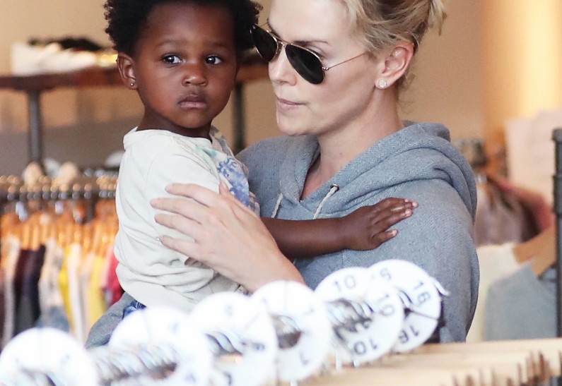 Шарлиз Терон сходила с дочкой в магазин игрушек
