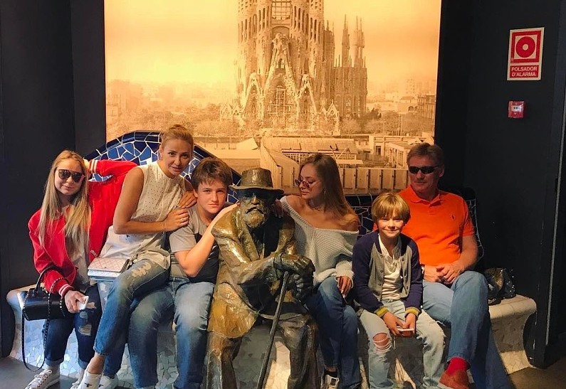 Татьяна Навка и Дмитрий Песков всей семьей отдыхают в Барселоне