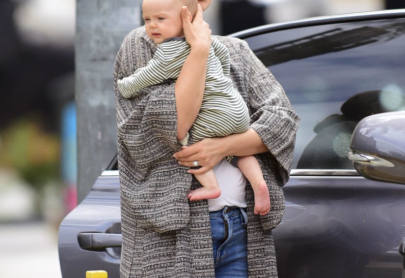 Эксклюзив: Натали Портман с младшей дочерью в Лос-Анджелесе (фото)