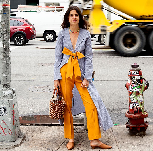 Как носить завязанную рубашку, если на пляж вы не собираетесь