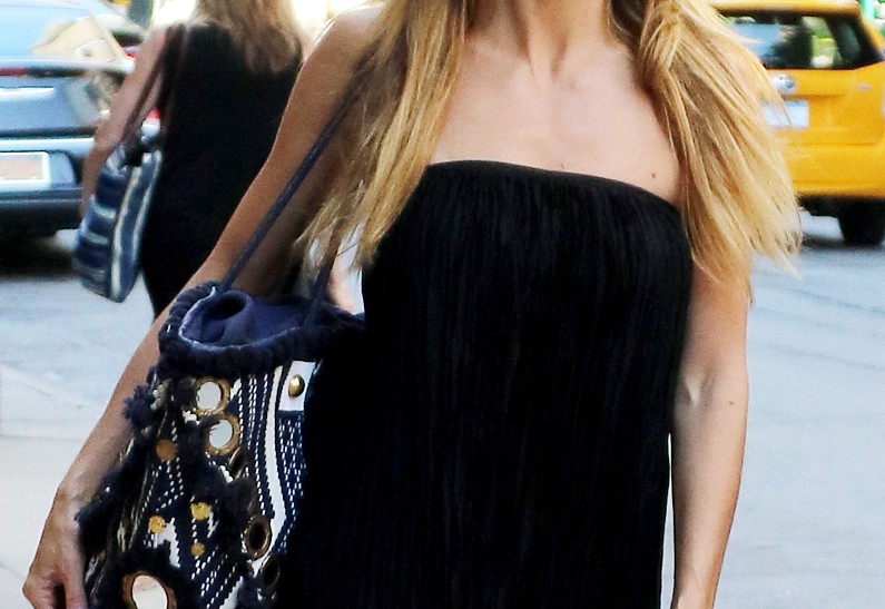 44-летняя Хайди Клум прогулялась по Нью-Йорку без мейкапа: фото