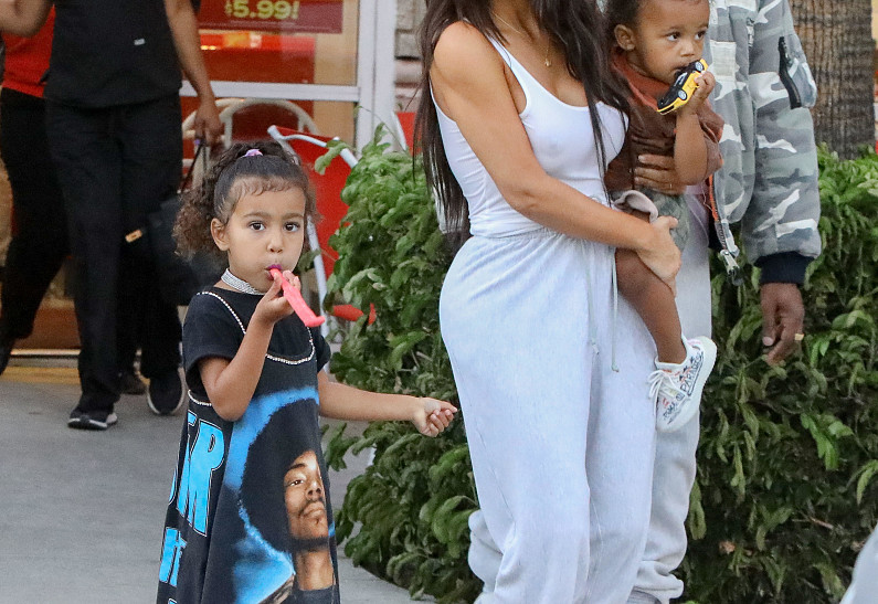 Ким Кардашьян пришла на день рождения дочери в спортивных штанах и прозрачной майке