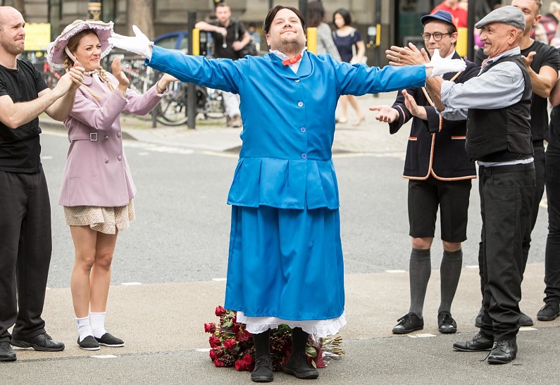 Мэри Поппинс вернулась: Джеймс Корден выступил в роли популярной героини