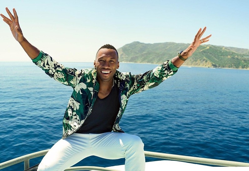 Почувствуй лето: Махершала Али в жаркой фотосессии