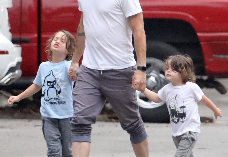 Никаких платьев и принцесс: Брайан Остин Грин прогулялся с сыновьями по Лос-Анджелесу