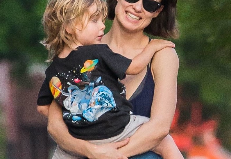 Оливия Уайлд отметила День отца вместе с возлюбленным и детьми (ФОТО)