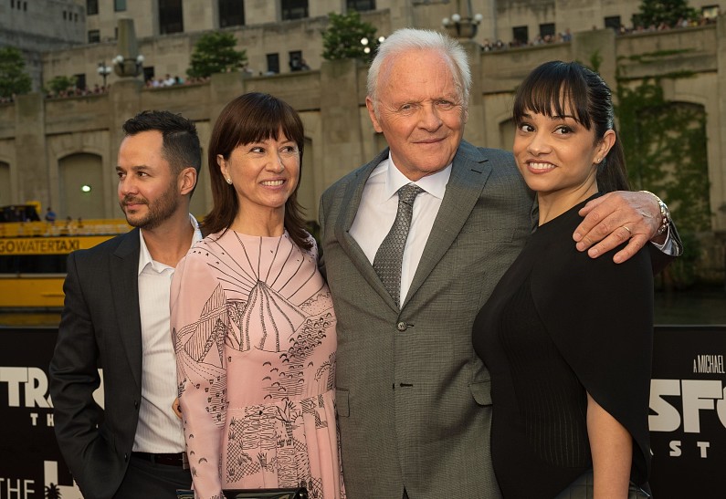 Энтони Хопкинс, Марк Уолберг и другие звезды на премьере новых «Трансформеров» в Чикаго