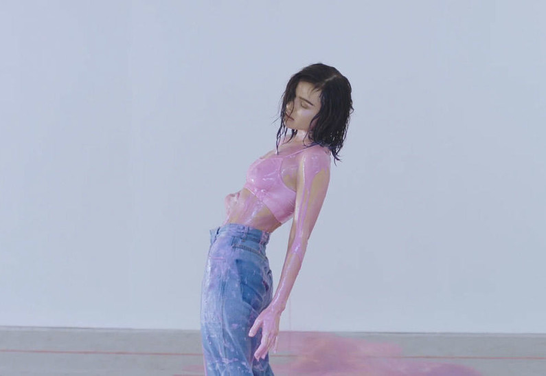 Новый клип Елены Темниковой вызвал у поклонников неоднозначную реакцию