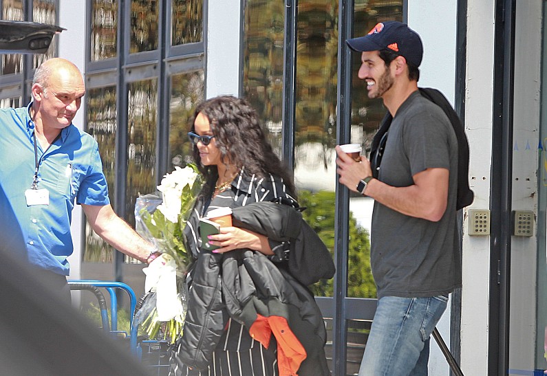 Появились новые фото Рианны и ее бойфренда-саудовца с отдыха на Ибице