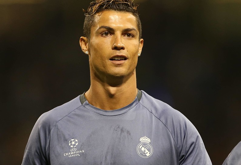 Криштиану Роналду показал первое фото своих новорожденных детей