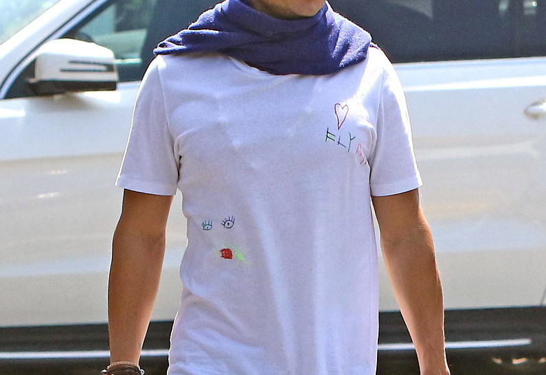 Орландо Блум носит футболку с рисунками своего сына (фото)