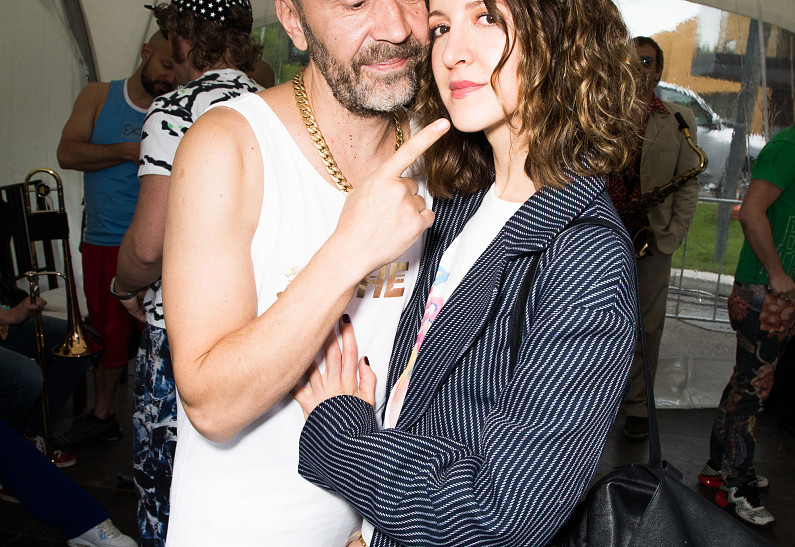 Сергей Шнуров впервые за долгое время вышел в свет с женой (фото)