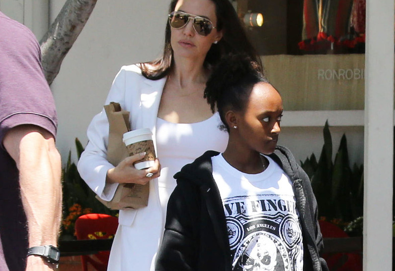 СМИ: Анджелина Джоли планирует уехать с детьми в Африку