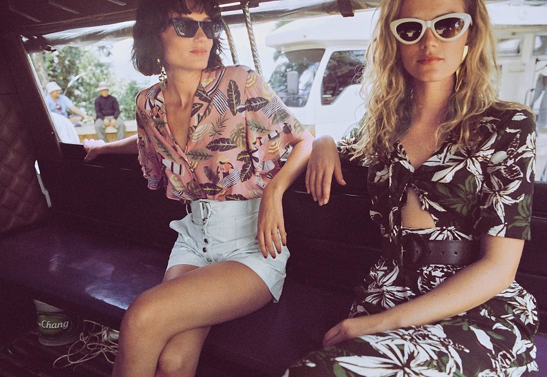Как носить тропический принт в городе (5 простых способов)
