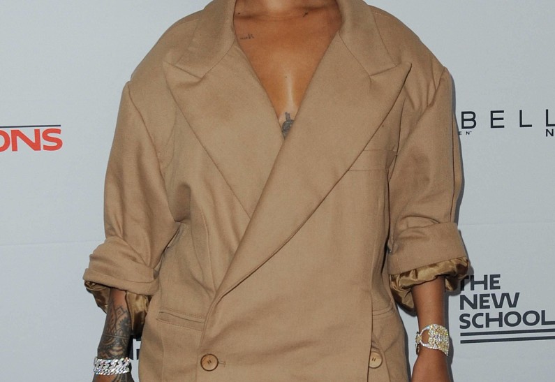 Рианна ответила хейтерам, которые критикуют ее формы