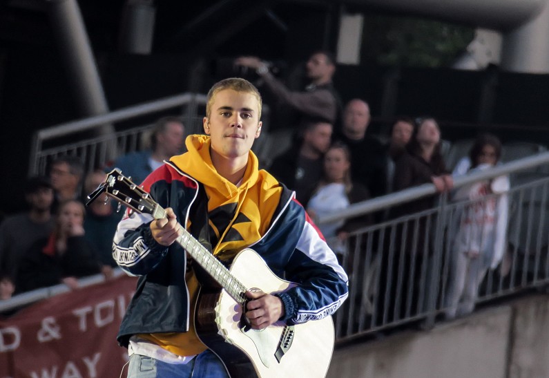 Джастин Бибер анонсировал выход  песни «2U»