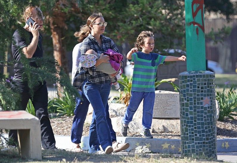 Эксклюзив: Натали Портман на прогулке с детьми и мамой (фото)