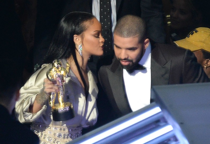 СМИ: Дрейк ревнует Рианну к ее новому избраннику