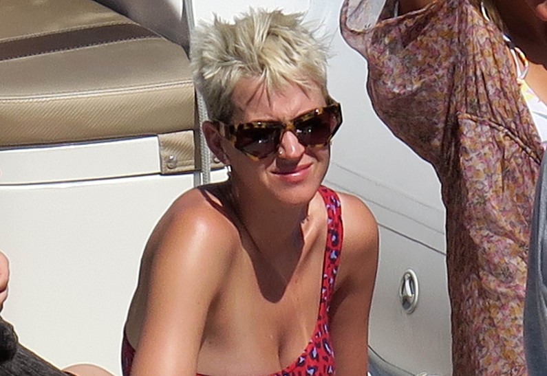 Модная Кэти Перри отправилась на водную экскурсию у острова Капри