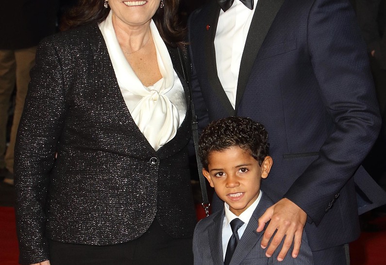 Мама Криштиану Роналду помогает ему воспитывать детей