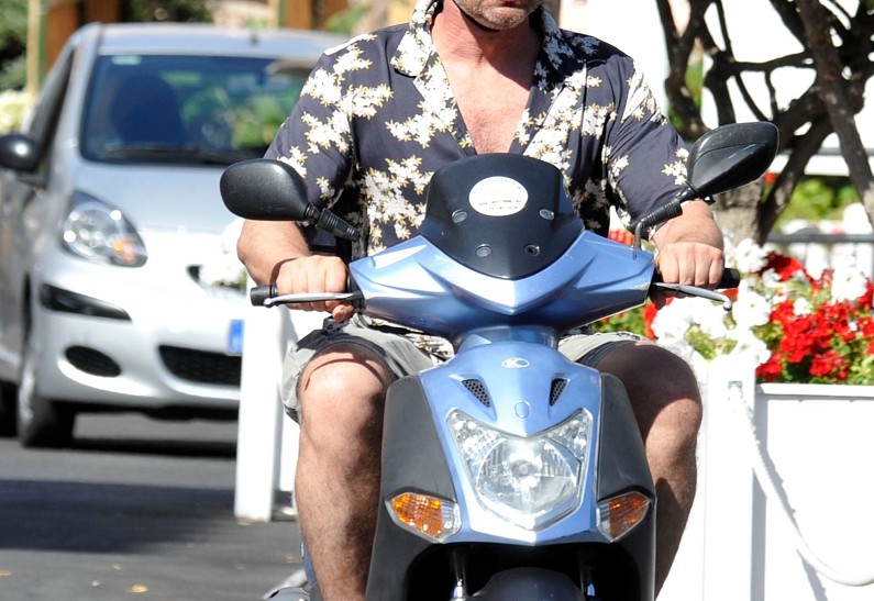 Джерард Батлер приехал на фестиваль в Искье в гавайской рубашке и на мопеде