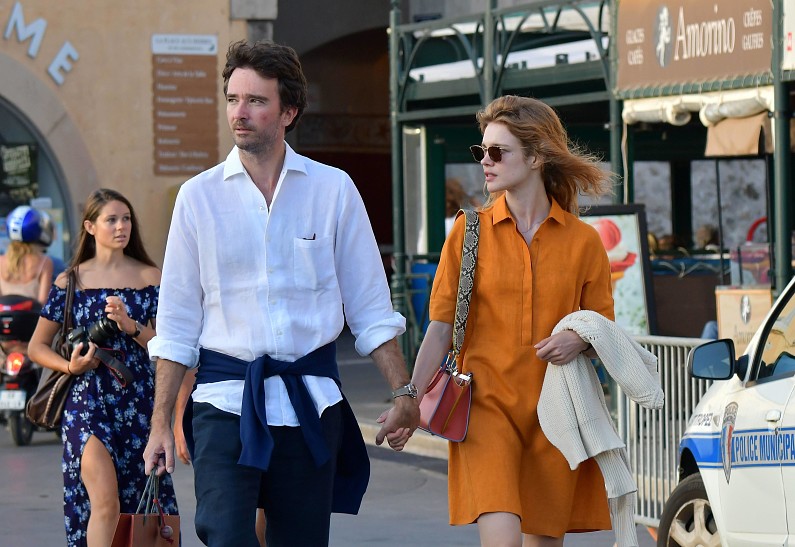 Наталья Водянова и Антуан Арно на романтической прогулке в Сен-Тропе: фото