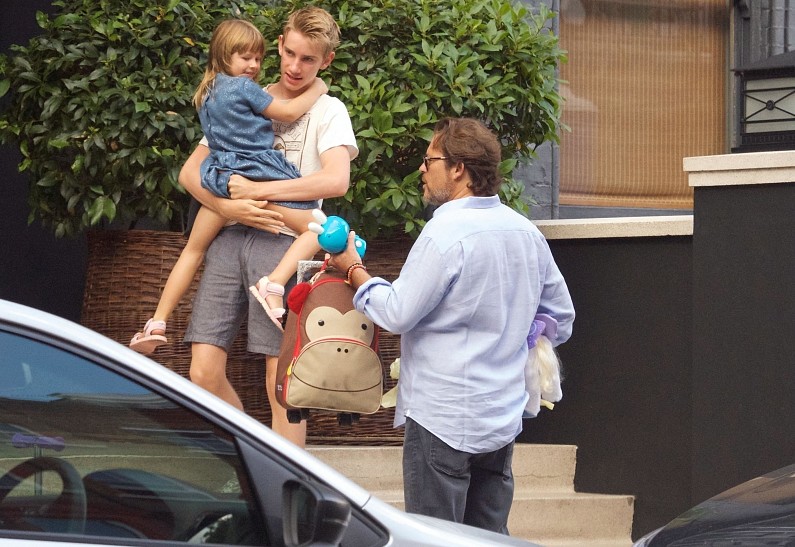 Экс-возлюбленный Умы Турман провел время с их дочерью и «сдал» девочку ее старшему брату