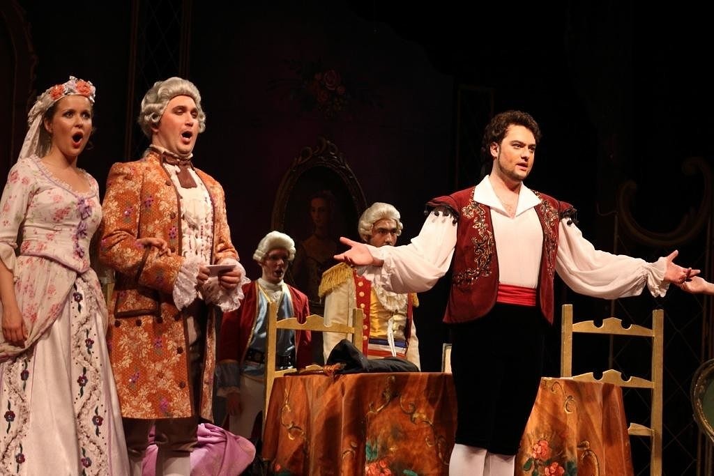 Бродвей нью-йорк мюзикл. Актерское пение. Хор на сцене. Театр в котором поют. Сценическое освещение для концертного зала.