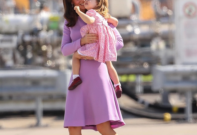 Красиво жить не запретишь: сколько стоили 9 образов Кейт Миддлтон для европейского турне?