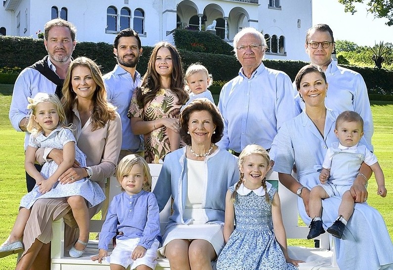 Все в сборе: летний портрет королевской семьи Швеции