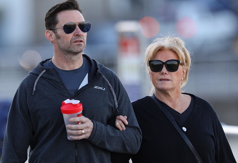 Хью Джекман с женой покатались на самокатах в Сиднее